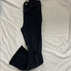 Hi I’m selling these Tillys jeans;